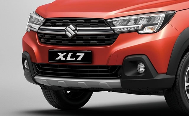 Ð?u xe v?i lu?i t?n nhi?t cá tính Suzuki XL7 Hoàn Toàn M?i